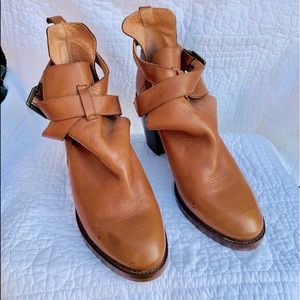 Soft leather Hibou Sz39 strappy heel 9x3.5x3” heel
